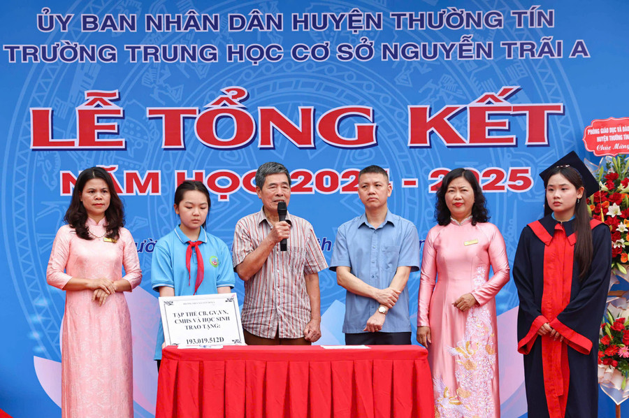Ban Giám hiệu cùng đại diện phụ huynh, học sinh trao gần 194 triệu đồng tiền mặt dành tặng gia đình học sinh có hoàn cảnh khó khăn. z6646702108938-6bd7d0c8f2297258e6a1b7efcab99e13.jpg