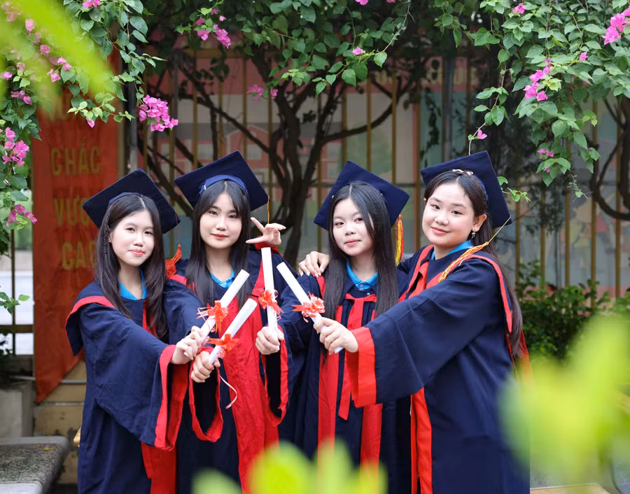 Học sinh Trường THCS Nguyễn Trãi A hân hoan trong ngày tổng kết năm học.