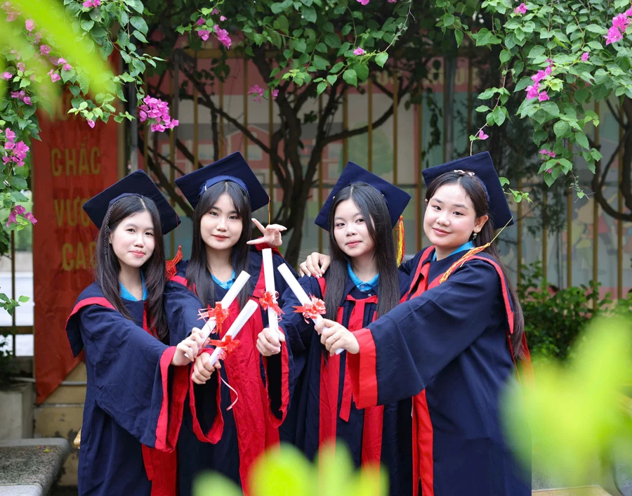 Học sinh Trường THCS Nguyễn Trãi A hân hoan trong ngày tổng kết năm học.