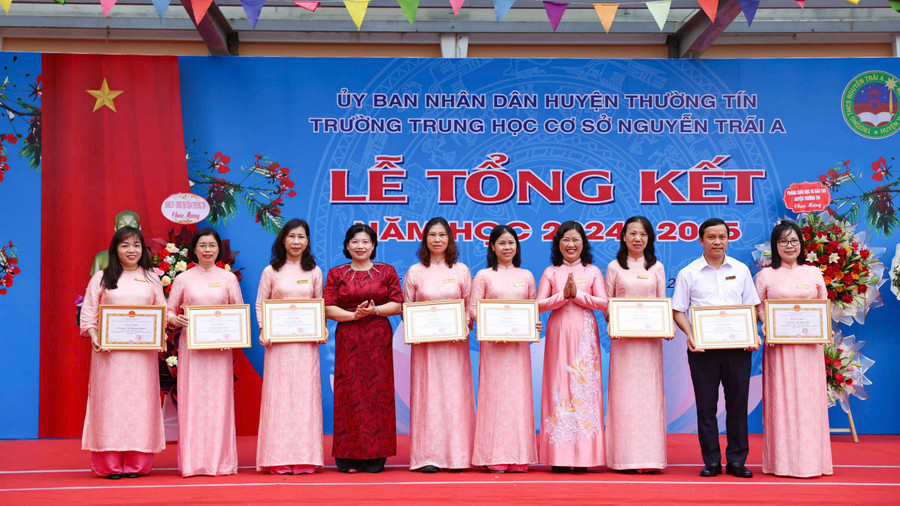 Ban Giám hiệu trao thưởng cho các giáo viên. z6646702020177-5547101e0577dc09481cbdc0547087c7.jpg