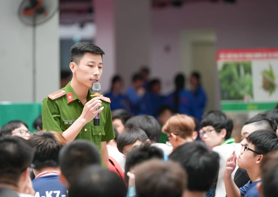 Một buổi tuyên truyền về phòng chống tội phạm công nghệ cao cho học sinh của Công an Thành phố Hà Nội.