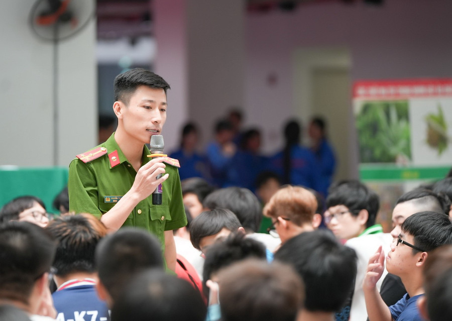 Một buổi tuyên truyền về phòng chống tội phạm công nghệ cao cho học sinh của Công an Thành phố Hà Nội.