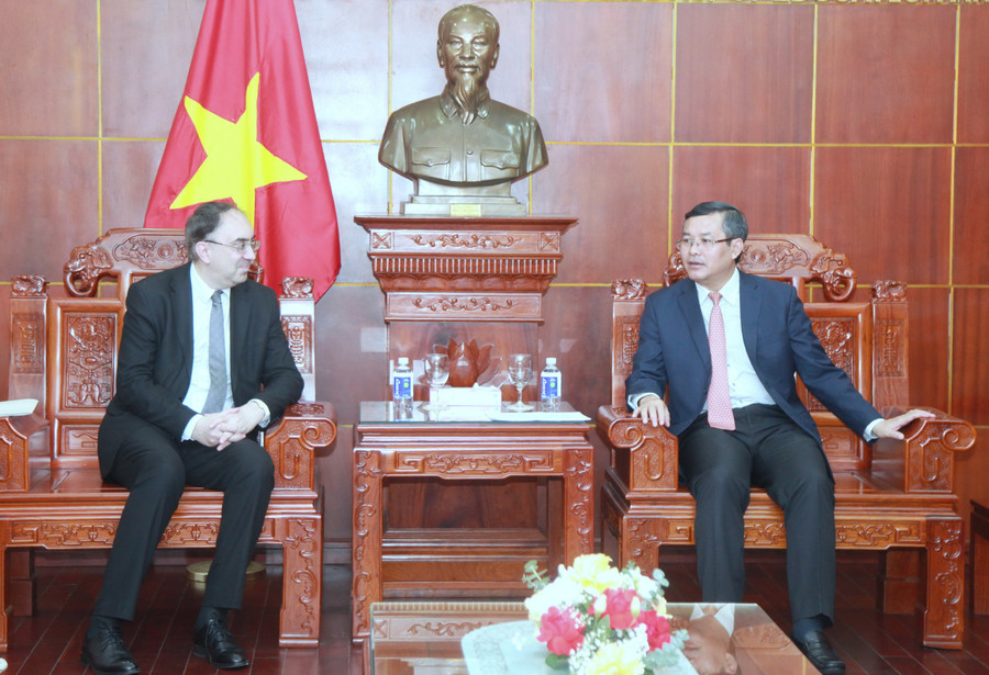 Thứ trưởng Nguyễn Văn Phúc trao đổi cùng Đại sứ Suren Baghdasaryan.
