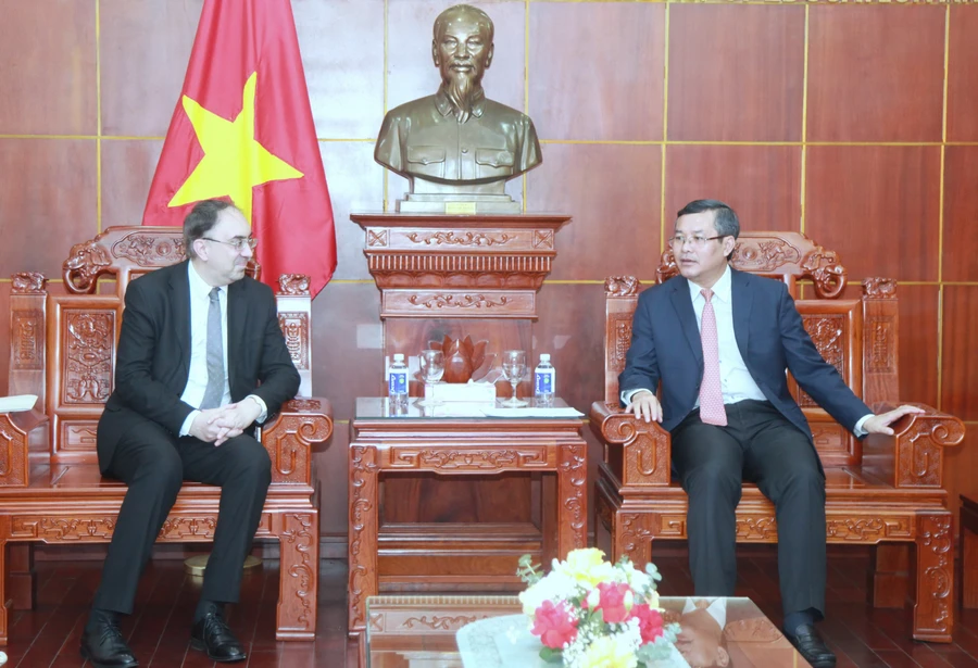 Thứ trưởng Nguyễn Văn Phúc trao đổi cùng Đại sứ Suren Baghdasaryan.