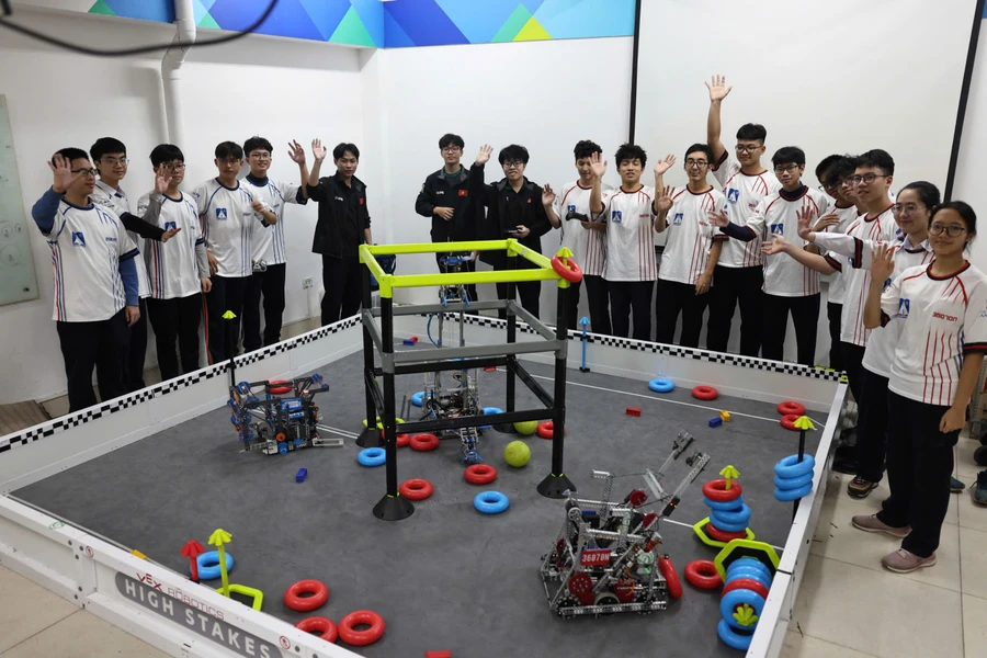 Học sinh trường Ams lập "hattrick" dự giải đấu robot thế giới- Ảnh 1.