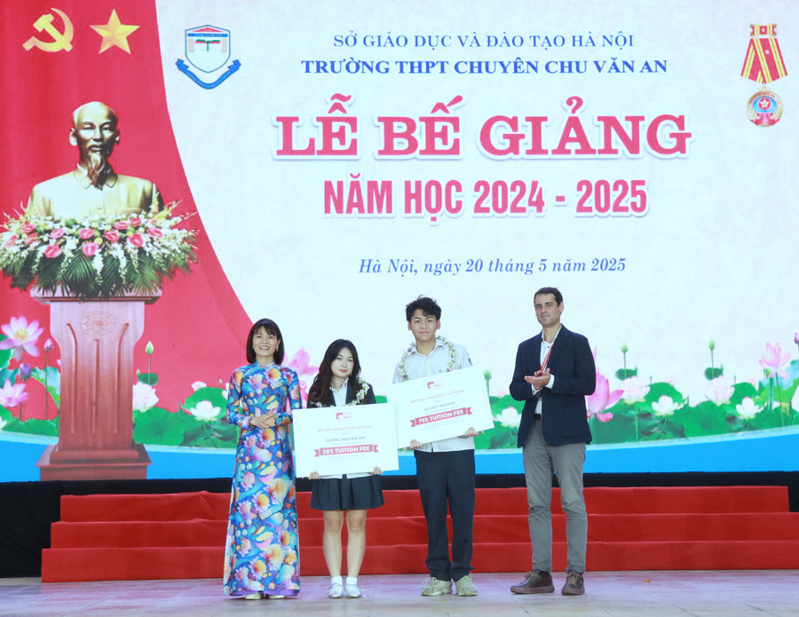 Nhà giáo Nguyễn Thị Nhiếp và đại diện Trường Đại học Anh Quốc Việt Nam trao học bổng cho các học sinh. img-0525.jpg