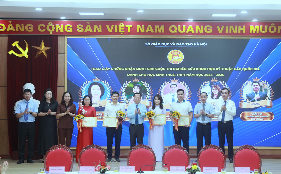 Ban Giám đốc Sở GD&ĐT Hà Nội trao giấy chứng nhận cho các thầy cô hướng dẫn học sinh có dự án đoạt giải. img-0278.jpg