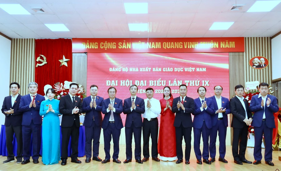 Ban chấp hành Đảng bộ Nhà xuất bản Giáo dục Việt Nam khóa IX nhiệm kỳ 2025-2030 ra mắt Đại hội.