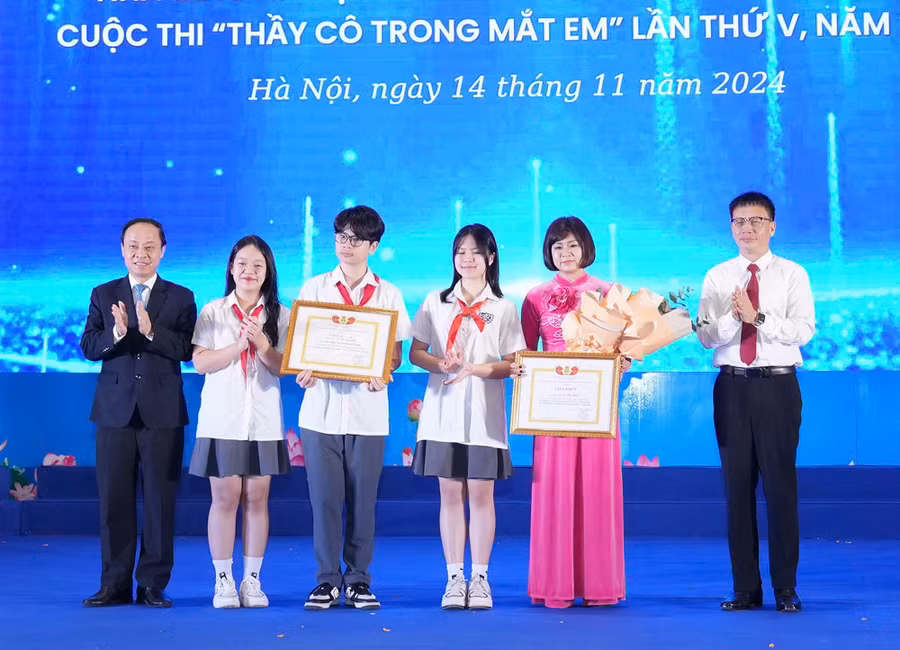 Ban tổ chức trao giải Đặc biệt cho các thí sinh.