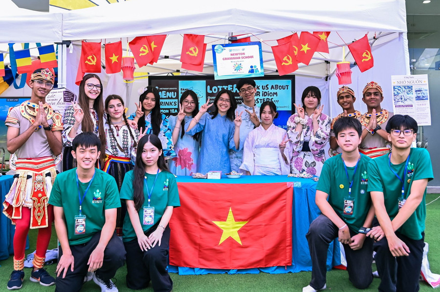 Học sinh Hà Nội chào đón bạn bè quốc tế. 569282785-1446315853722060-57045264025876507-n.jpg