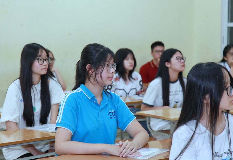 Thí sinh làm thủ tục dự thi tại điểm thi Trường THPT Yên Hòa. img-0669.jpg