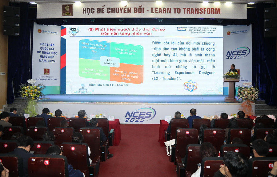 GS. TS Huỳnh Văn Sơn, Hiệu trưởng Trường Đại học Sư phạm TP. Hồ Chí Minh trình bày chuyên đề.