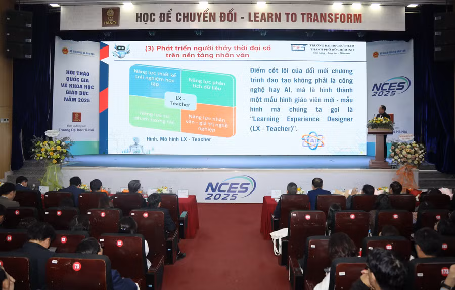 GS. TS Huỳnh Văn Sơn, Hiệu trưởng Trường Đại học Sư phạm TP. Hồ Chí Minh trình bày chuyên đề.