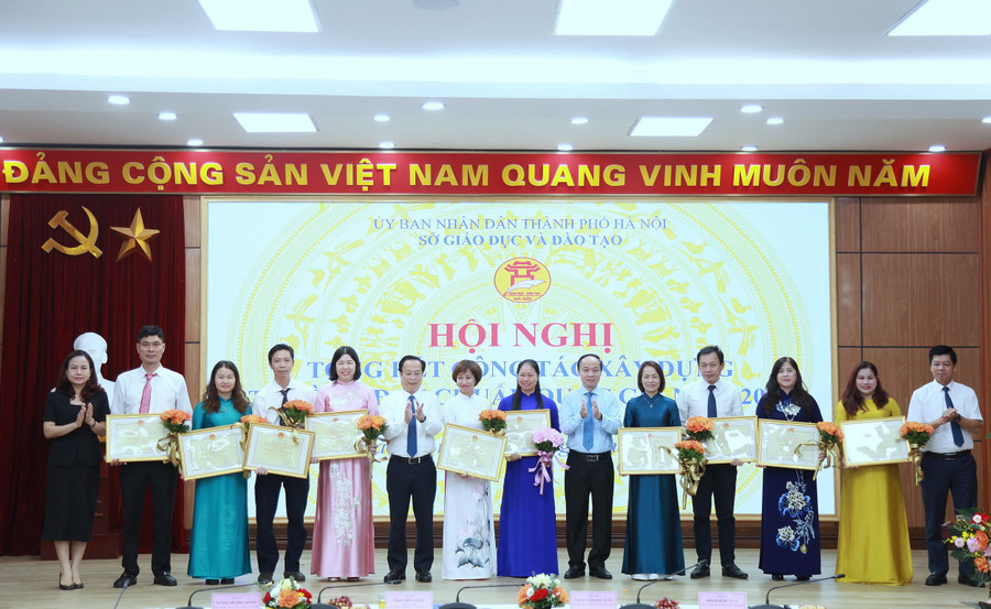 Lãnh đạo Sở GD&ĐT Hà Nội trao bằng công nhận đạt chuẩn quốc gia cho các trường. 