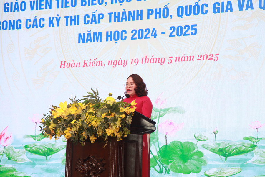 Bà Trịnh Ngọc Trâm - Trưởng phòng GD&ĐT quận Hoàn Kiếm phát biểu. img-0020.jpg