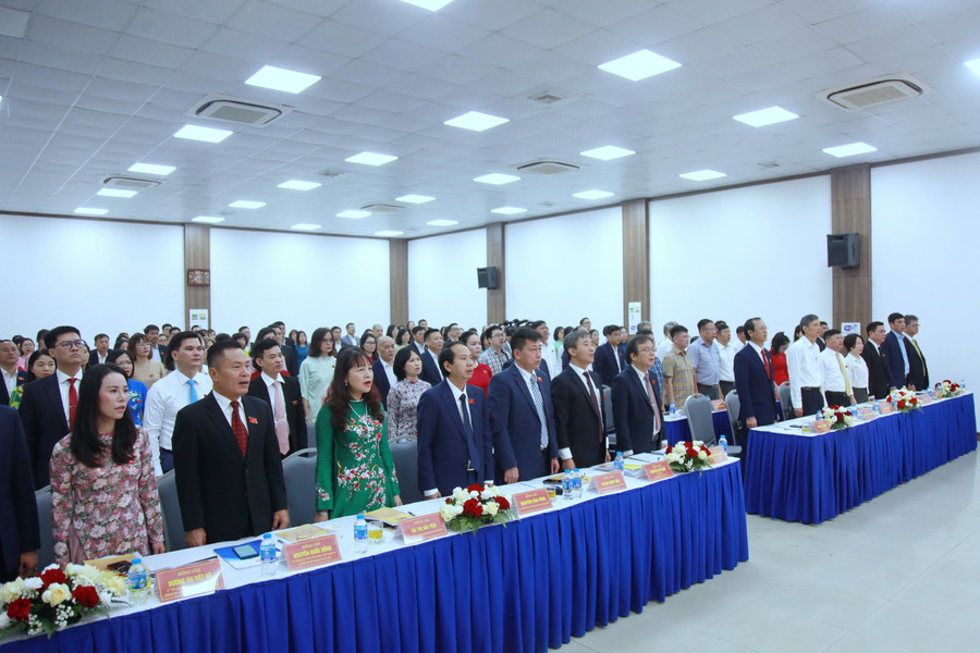 Các đại biểu thực hiện nghi thức chào cờ. img-0052.jpg