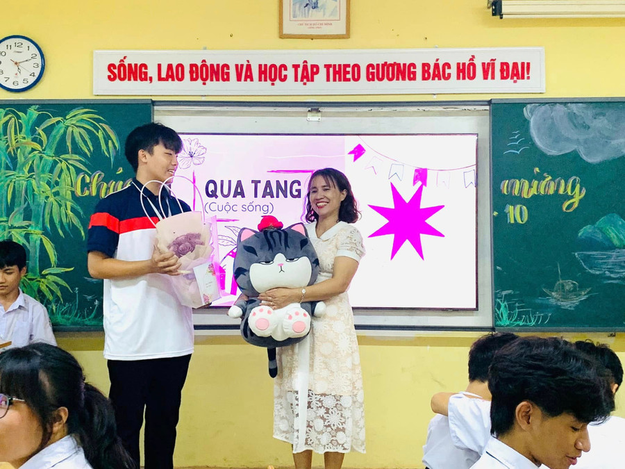 Cô Hường luôn mong muốn là người truyền động lực, nguồn cảm hứng tới đồng nghiệp, học sinh. 483526476-1673779410177767-5284197205940037995-n.jpg
