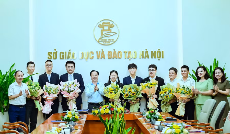 Lãnh đạo Sở GD&ĐT Hà Nội tặng hoa động viên đội tuyển. 