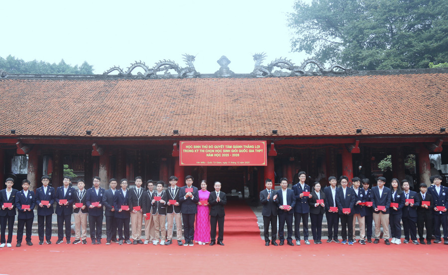 Представники Департаменту освіти та навчання Ханоя привітали членів команд. a55a0404.jpg