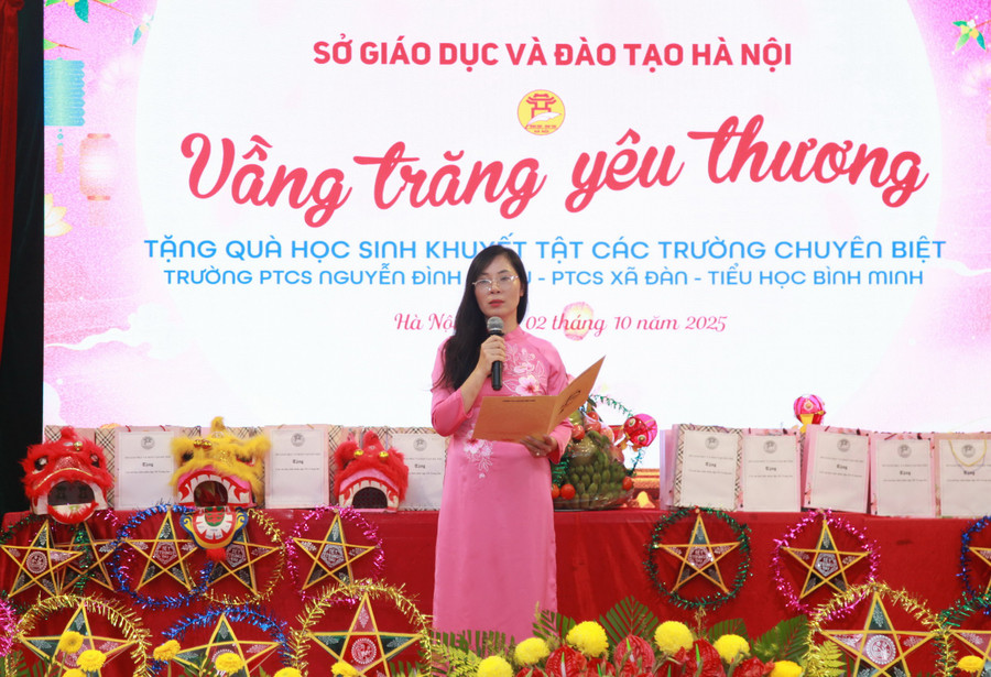 Nhà giáo Nguyễn Thị Tuyết Mai, Hiệu trưởng Trường PTCS Nguyễn Đình Chiểu cảm ơn sự quan tâm của lãnh đạo Sở GD&ĐT đến các nhà trường và các em học sinh. img-0073.jpg