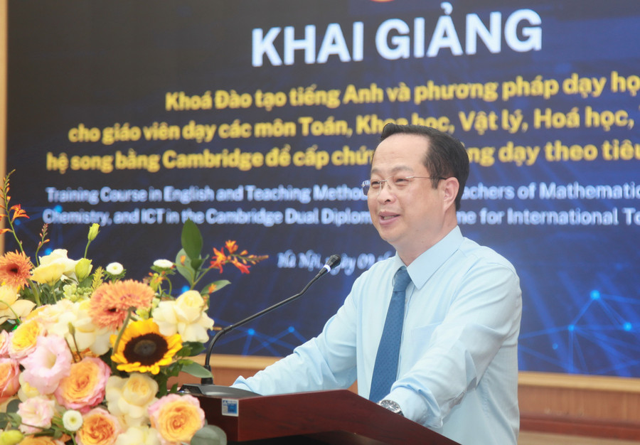 Giám đốc Sở GD&ĐT Hà Nội Trần Thế Cương phát biểu tại lễ khai giảng khóa học. img-0033.jpg