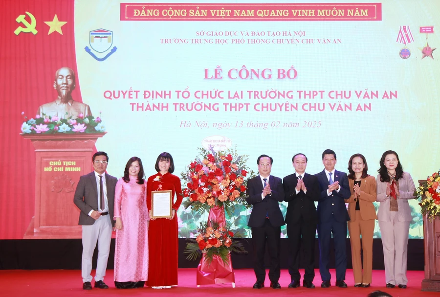 Lãnh đạo Sở GD&ĐT Hà Nội trao quyết định tổ chức lại Trường THPT Chu Văn An thành Trường THPT chuyên Chu Văn An.