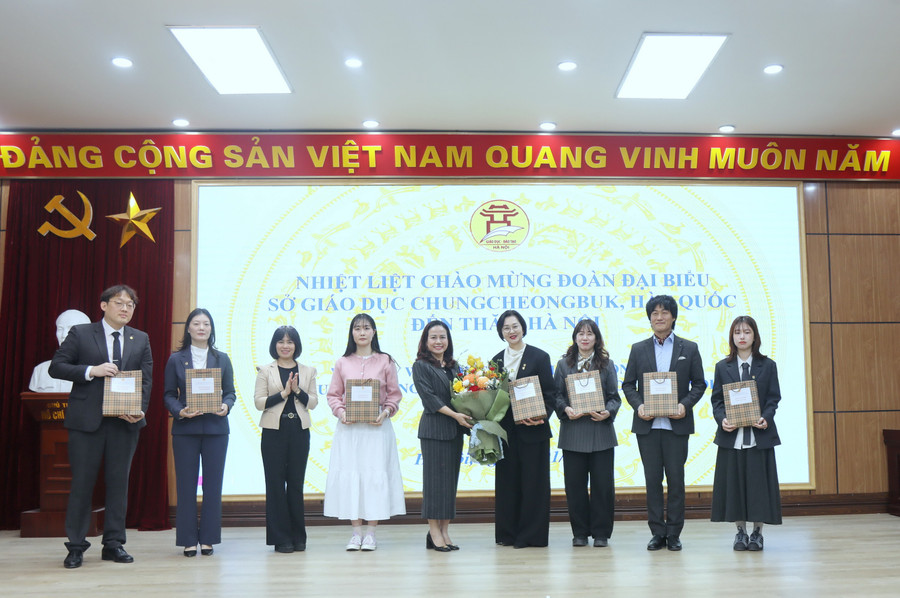 Bà Vương Hương Giang - Phó Giám đốc Sở GD&amp;ĐT Hà Nội tặng quà các cán bộ, giáo viên Hàn Quốc tham dự chương trình giao lưu.