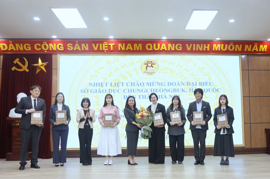 Bà Vương Hương Giang - Phó Giám đốc Sở GD&amp;ĐT Hà Nội tặng quà các cán bộ, giáo viên Hàn Quốc tham dự chương trình giao lưu.