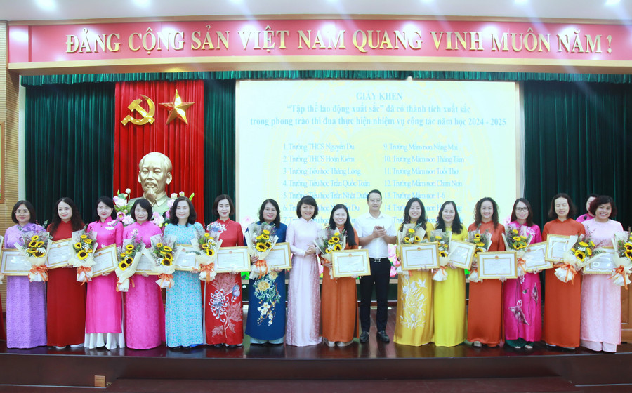 Lãnh đạo phường Hoàn Kiếm trao giấy khen cho các tập thể. img-0175.jpg