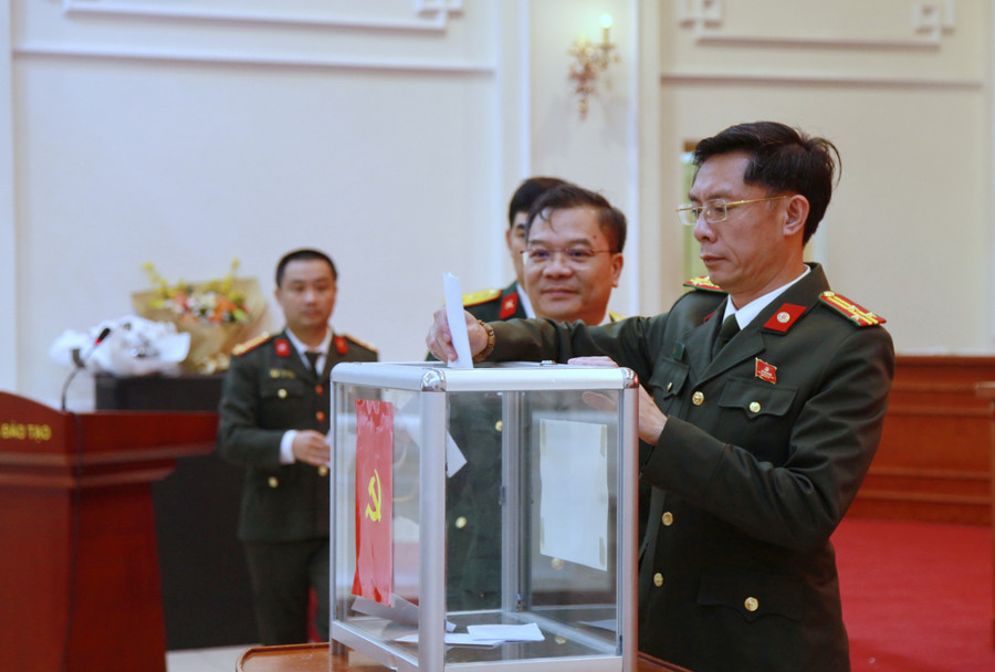 Các đại biểu bỏ phiếu bầu cử tại Đại hội. img-0277.jpg