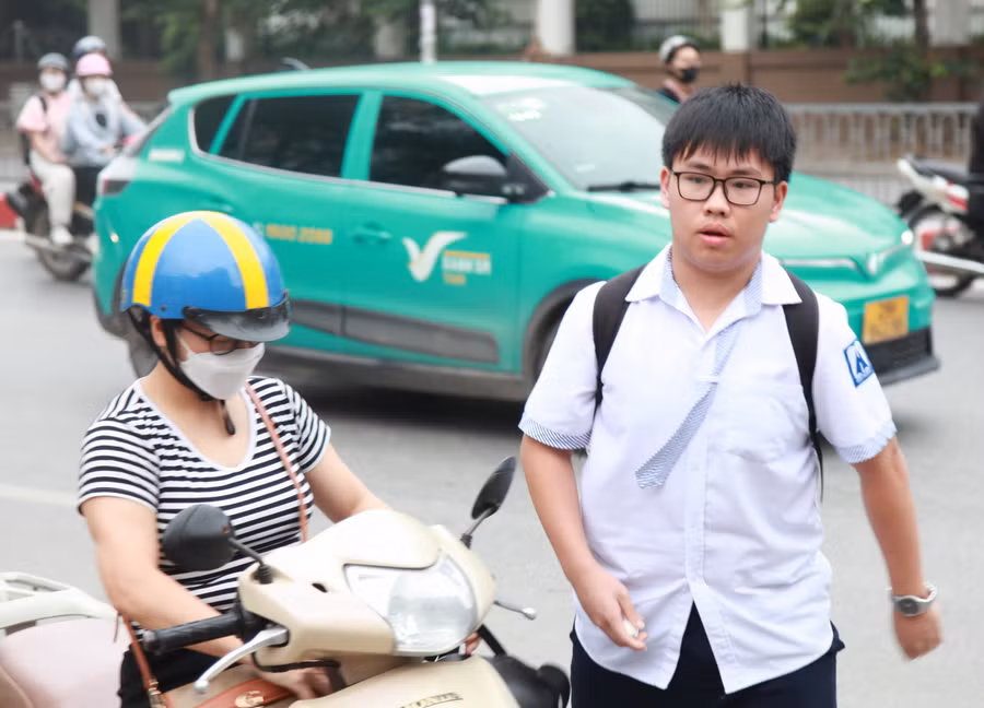 Thí sinh tại điểm thi Trường THPT chuyên Hà Nội - Amsterdam sáng 9/6.