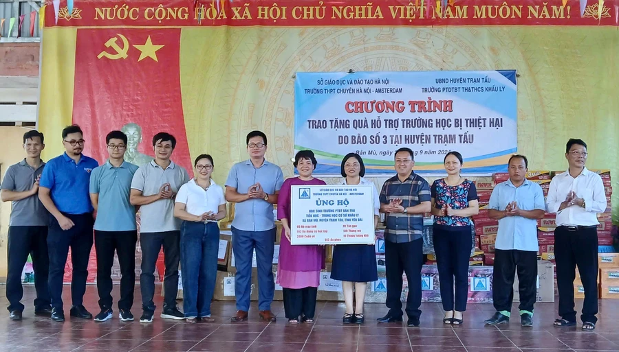 Trường THPT chuyên Hà Nội - Amsterdam trao hỗ trợ cho thầy trò Trường Phổ thông Dân tộc bán trú TH&THCS Khấu Ly.