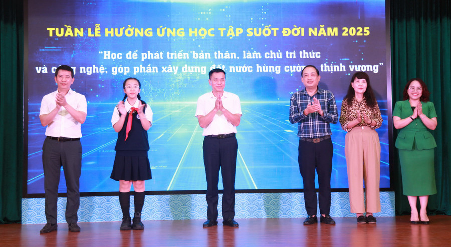 Các đại biểu thực hiện nghi thức khai mạc tuần lễ hưởng ứng học tập suốt đời năm 2025. img-0280.jpg