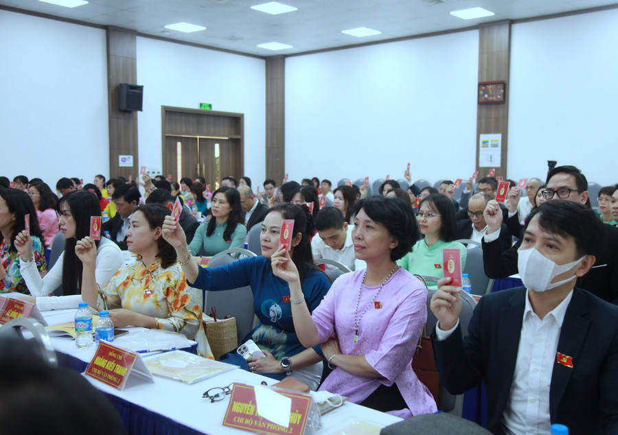 Các đảng viên biểu quyết tại Đại hội. img-0156.jpg