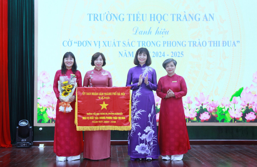 Lãnh đạo phường Hoàn Kiếm tặng cờ thi đua của UBND TP Hà Nội cho Trường Tiểu học Tràng An. img-0140.jpg
