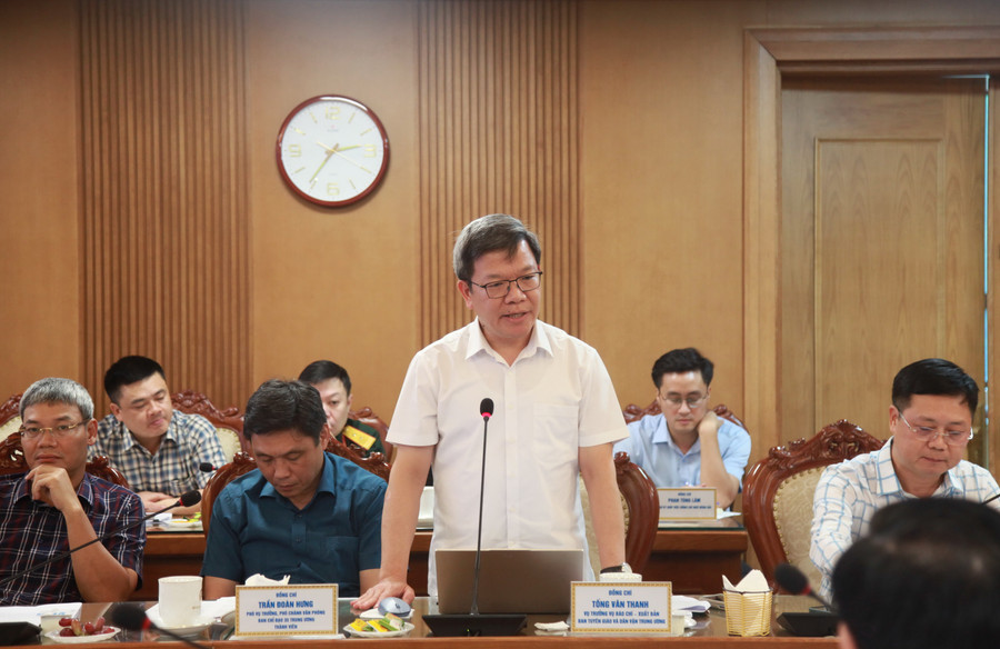 Đại diện đoàn kiểm tra trao đổi tại buổi làm việc. img-0067.jpg