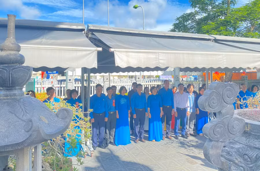 Đoàn công tác dâng hương tại khu tưởng niệm liệt sỹ Nguyễn Đức Cảnh.