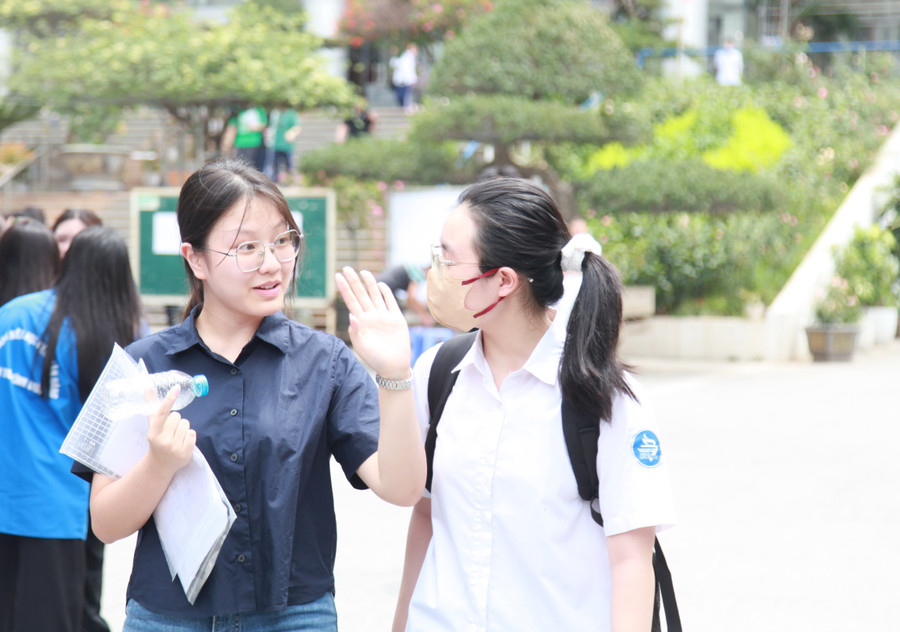 Thí sinh hoàn thành bài thi môn chuyên Ngữ văn.