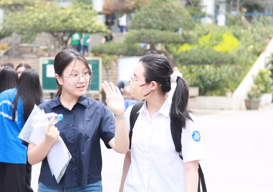 Thí sinh hoàn thành bài thi môn - sáng 9/6.