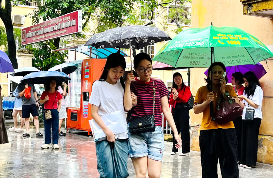 Thời tiết không thuận lợi, mưa lớn khiến việc dự thi của thí sinh gặp khó khăn. img-7844-1748049829.jpg