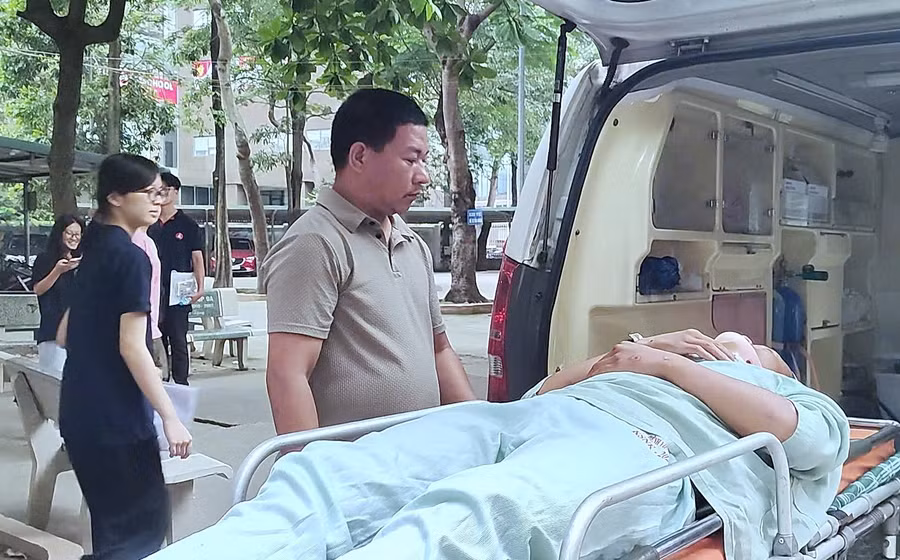 Thí sinh Nguyễn Trung Kiên được xe cấp cứu chở đến điểm thi. Ảnh: CTV