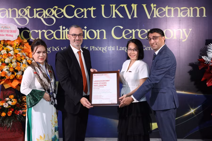 Ban Điều hành LanguageCert trao chứng nhận Phòng thi LanguageCert UKVI cho EMI.