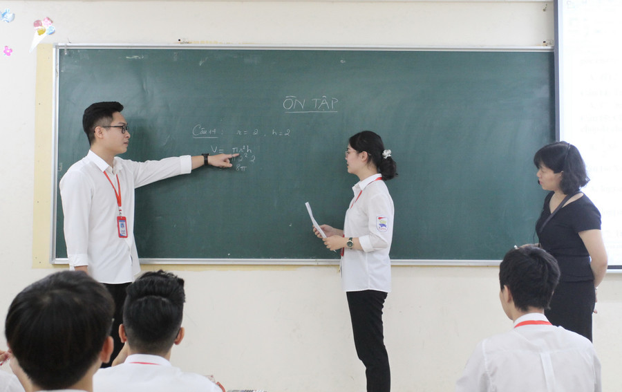 Học sinh Trường THPT Trần Hưng Đạo (quận Thanh Xuân) ôn thi tốt nghiệp THPT.