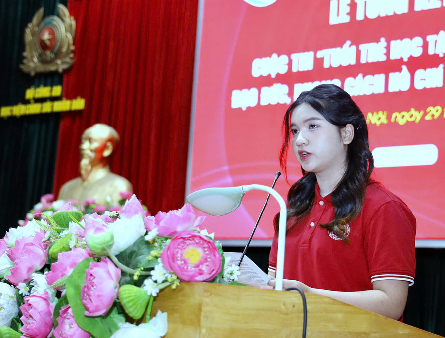 Nguyễn Minh Anh, sinh viên Khoa Kinh tế đối ngoại, Trường Đại học Ngoại thương đại diện các thí sinh phát biểu cảm xúc. Nguyễn Minh Anh, sinh viên Khoa Kinh tế đối ngoại, Trường Đại học Ngoại thương đại diện các thí sinh phát biểu cảm xúc.