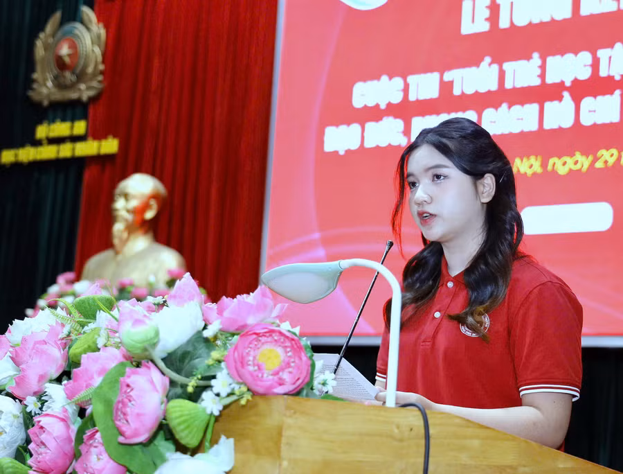 Nguyễn Minh Anh, sinh viên Khoa Kinh tế đối ngoại, Trường Đại học Ngoại thương đại diện các thí sinh phát biểu cảm xúc.