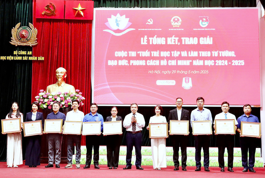 Ban tổ chức trao giấy khen cho các cơ sở đào tạo có tỷ lệ sinh viên tham gia làm bài thi nhiều nhất. z6650913646540-e5e25102f0003d9dadc4ab9783e98b15.jpg