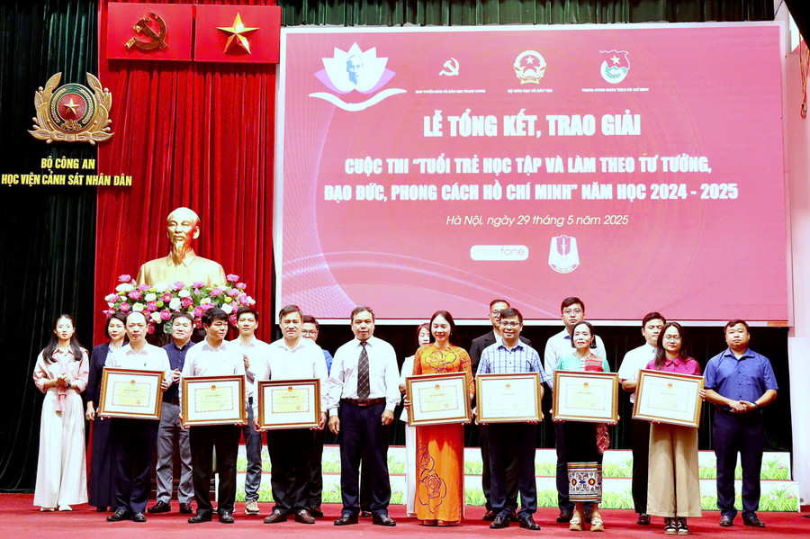 Ban tổ chức trao giấy khen cho các Sở GD&ĐT có tỷ lệ học sinh tham gia làm bài thi nhiều nhất. z6650913646534-5e37a7c48ec81e7692aed842e167dd3b.jpg