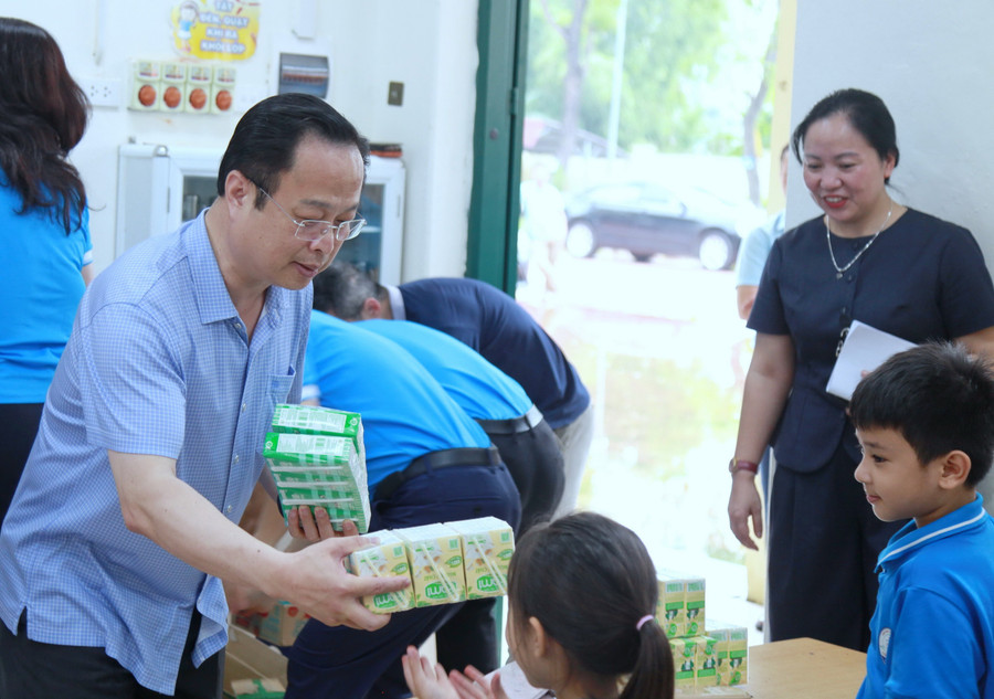 Giám đốc Sở GD&ĐT Hà Nội Trần Thế Cương trao quà cho các em học sinh. img-0613.jpg