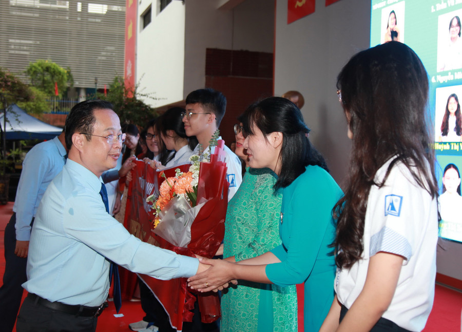 Giám đốc Sở GD&ĐT Hà Nội tặng hoa chúc mừng các thầy cô giáo và các em học sinh. img-0065.jpg