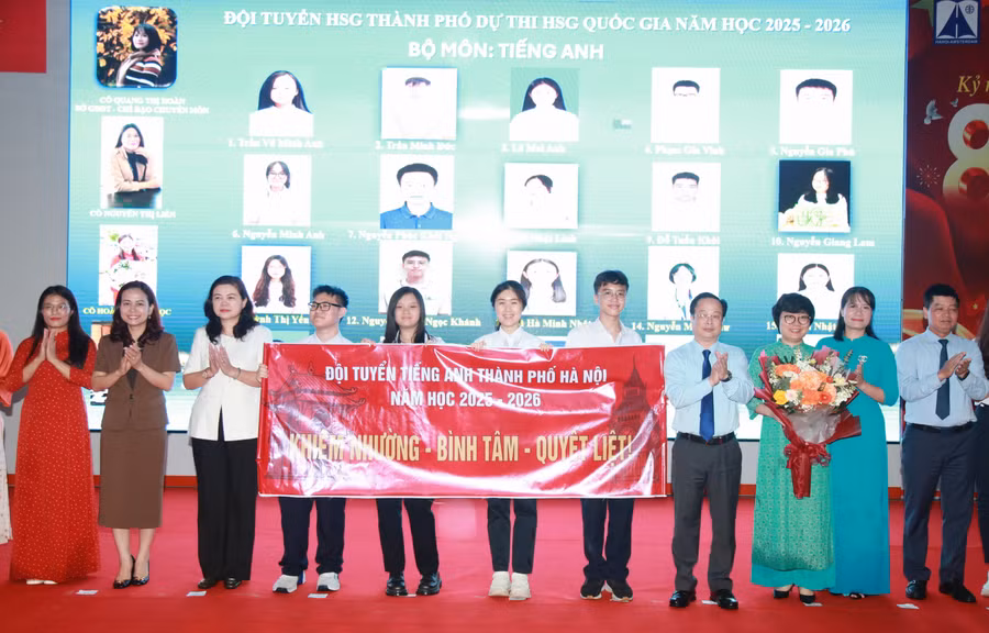 Lãnh đạo Sở GD&ĐT Hà Nội tặng hoa chúc mừng đội tuyển Tiếng Anh.